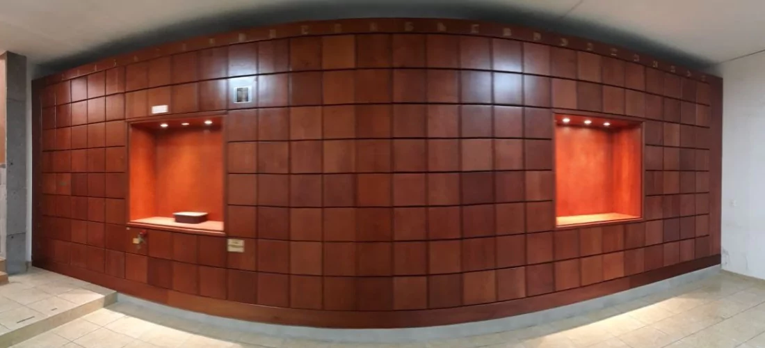 Criptas Mural exterior con paisajes naturales variados, en mosaico numerado, con columnas decorativas entre cada sección