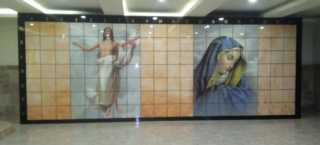 Criptas Mural en mosaico que representa a Jesús resucitado y a la Virgen María, con fondo en tonos suaves y numeración en los bordes