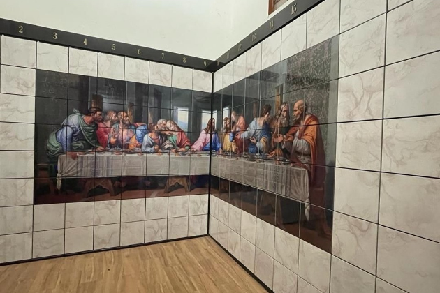 Mural de nichos decorado con una representación de 'La Última Cena', creando un espacio solemne y significativo, ideal para un ambiente de contemplación y espiritualidad