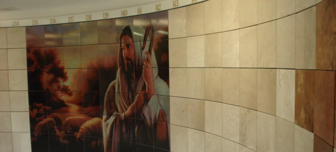 Criptas Muro de nichos curvo en mármol beige con imagen de Jesús, el Buen Pastor