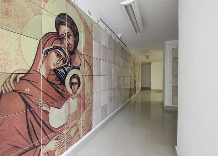 Criptas Pasillo con mural de la Sagrada Familia al inicio.