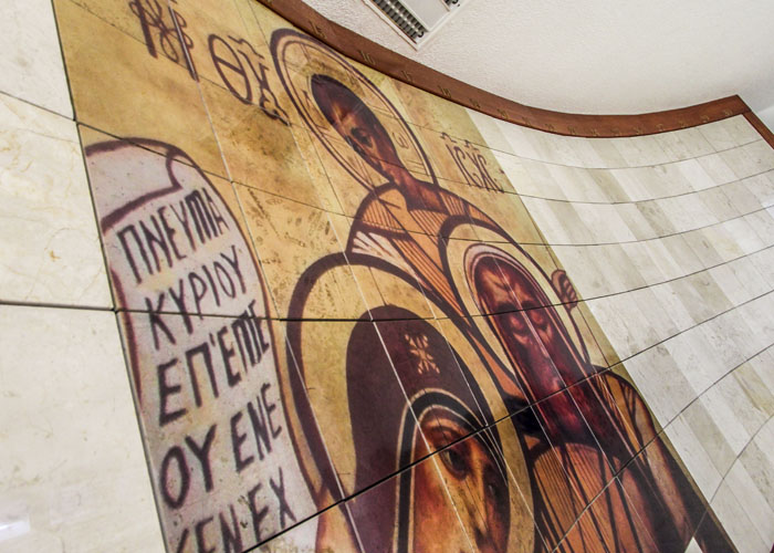 Criptas Mural de nichos con iconografía religiosa, en estilo bizantino, sobre una pared curva.