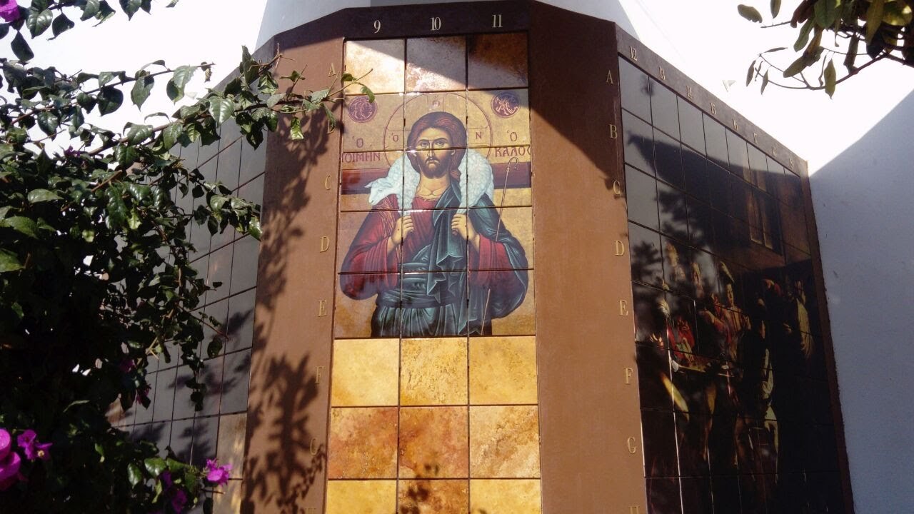 Criptas Un nicho de mosaicos muestra una imagen de Jesús como el Buen Pastor, con un borde en tonos marrones