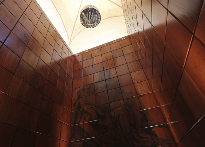 Criptas Espacio interior con revestimiento de madera y arte religioso grabado en la pared