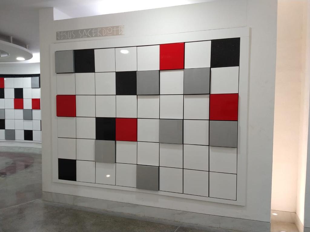 Criptas Muro decorativo con patrón geométrico de mosaicos en colores blanco, gris, negro y rojo