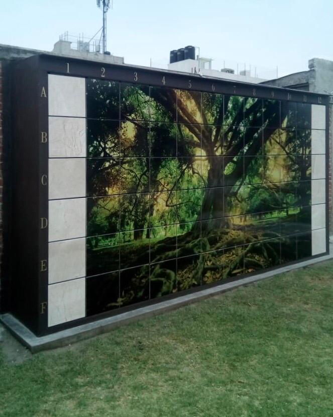 Criptas Pared exterior con mural de un árbol frondoso, en secciones numeradas
